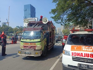 Demo Tolak Tapera! Buruh Mulai Padati Patung Kuda