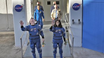 Astronot NASA Butch Wilmore (kiri) dan Suni Williams melambai ke arah fotografer setelah meninggalkan gedung operasi dan checkout untuk perjalanan ke landasan peluncuran di Space Launch Complex 41. AP/Chris OMeara