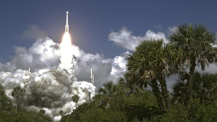 Detik-detik Boeing Luncurkan Starliner Bawa Dua Astronaut ke ISS Boeings Starliner capsule, atop an Atlas V rocket, lifts off from launch pad at Space Launch Complex 41 Wednesday, June 5, 2024, in Cape Canaveral, Fla. NASA astronauts Butch Wilmore and Suni Williams are headed to the International Space Station. (AP Photo/Chris OMeara)
