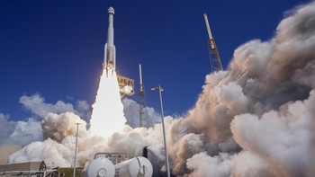 CST-100 Starliner, dengan dua astronaut di dalamnya, lepas landas dari Stasiun Angkatan Luar Angkasa Cape Canaveral di Florida, diikat ke roket Atlas V yang dilengkapi dan diterbangkan oleh perusahaan patungan Boeing-Lockheed Martin United Launch Alliance (ULA). AP/John Raoux