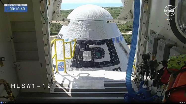 Detik-detik Boeing Luncurkan Starliner Bawa Dua Astronaut ke ISS The Boeing Starliner capsule is shown at Space Launch Complex 41 Wednesday, June 5, 2024, in Cape Canaveral, Fla. NASA astronauts Butch Wilmore and Suni Williamsare are scheduled to liftoff on the Boeing Starliner capsule for a trip to the international space station. (NASA via AP)