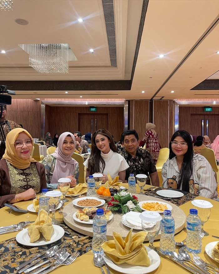Dewi Perssik Dewi Perssik