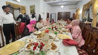 Dewi Perssik beberapa waktu lalu menghabiskan waktu lebaran di Pakistan. Begini momen makan bersama keluarga saat lebaran di negara tersebut. Foto: Instagram @dewiperssik9