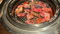 Ini adalah daging yang disantap oleh Dewi dan teman-temannya. Tampak menggugah selera dan juicy. Foto: Instagram @dewiperssik9