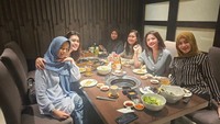 Ia juga menikmati daging BBQ di sebuah restoran bersama teman-temannya. Mereka tampak berpose manis sebelum memulai makan. Foto: Instagram @dewiperssik9