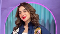 Dewi Perssik sejak dulu dikenal sebagai penyanyi dangdut. Belakangan aksi manggungnya yang menyanyikan lirik Gudang Garam Jaya viral dan membuat heboh. Foto: Instagram @dewiperssik9