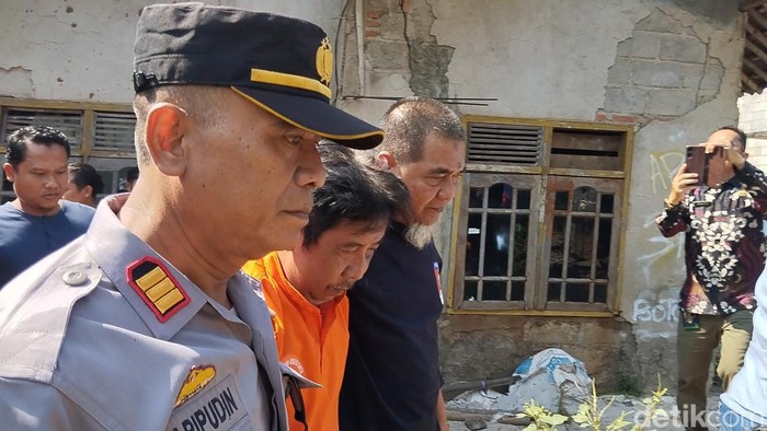 Didik, tersangka pembunuhan dan pencabulan bocah di Bekasi saat dihadirkan di TKP (Fawdi/detikcom)