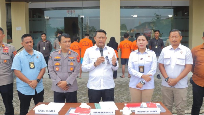Direktorat Reserse Kriminal Khusus Polda Lampung melimpahkan 6 tersangka kasus joki CPNS Kejaksaan 2023.