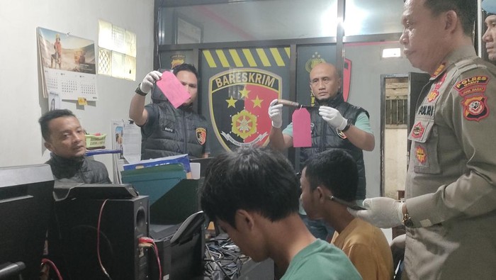 Dua pemuda di Garut ditangkap karena membegal warga.