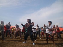 Emak-emak Pengungsi Erupsi Gunung Ibu Ikut Senam Ceria