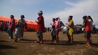 Diketahui mereka sudah sebulan menetap di lokasi posko pengungsian akibat letusan Gunung Ibu.  