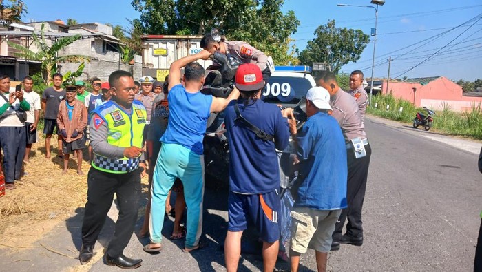 Evakuasi korban kecelakaan maut di Simpang Empat Boro, Jalan Daendels, Galur, Kulon Progo, Kamis (6/6/2024)