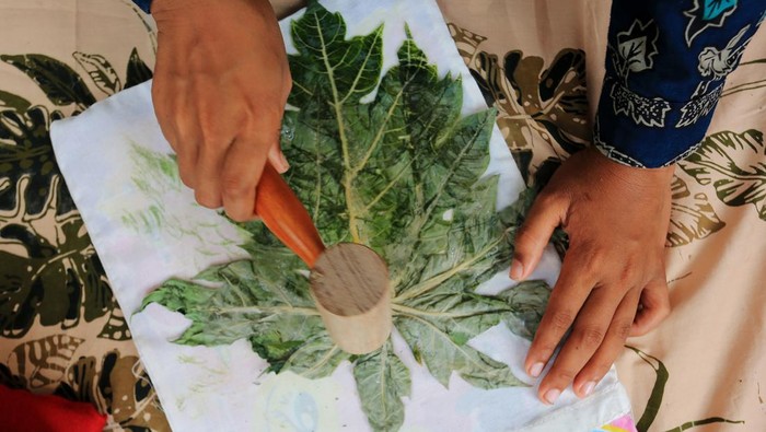Siswa Sekolah Luar Biasa menyelesaikan pembuatan warna dan motif tas kain dengan metode ecoprint yang dipamerkan pada expo panen karya siswa SLB di Sekolah Luar Biasa Rahmatillah, Desa Cot Seumeureng, Samatiga, Aceh Barat, Aceh, Kamis (6/6/2024). Expo panen karya diselenggarakan pihak sekolah bekerja sama dengan Gerakan Peduli Lingkungan (GPL) dan PT Mifa Bersaudara tersebut diikuti sejumlah Sekolah SLB dari Aceh Barat dan Aceh Selatan yang menampilkan beragam produk kerajinan memanfaatkan barang daur ulang. ANTARA FOTO/Syifa Yulinnas/Spt.