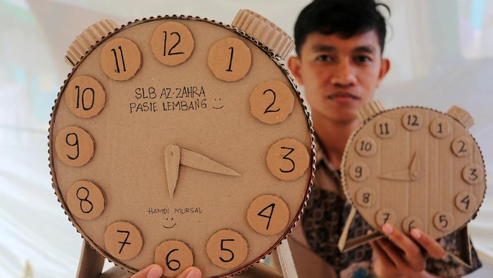 Siswa Sekolah Luar Biasa menyelesaikan pembuatan warna dan motif tas kain dengan metode ecoprint yang dipamerkan pada expo panen karya siswa SLB di Sekolah Luar Biasa Rahmatillah, Desa Cot Seumeureng, Samatiga, Aceh Barat, Aceh, Kamis (6/6/2024). Expo panen karya diselenggarakan pihak sekolah bekerja sama dengan Gerakan Peduli Lingkungan (GPL) dan PT Mifa Bersaudara tersebut diikuti sejumlah Sekolah SLB dari Aceh Barat dan Aceh Selatan yang menampilkan beragam produk kerajinan memanfaatkan barang daur ulang. ANTARA FOTO/Syifa Yulinnas/Spt.