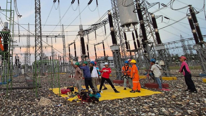 Foto: Proses penormalan oleh petugas PLN (Dok PLN UID RKR)