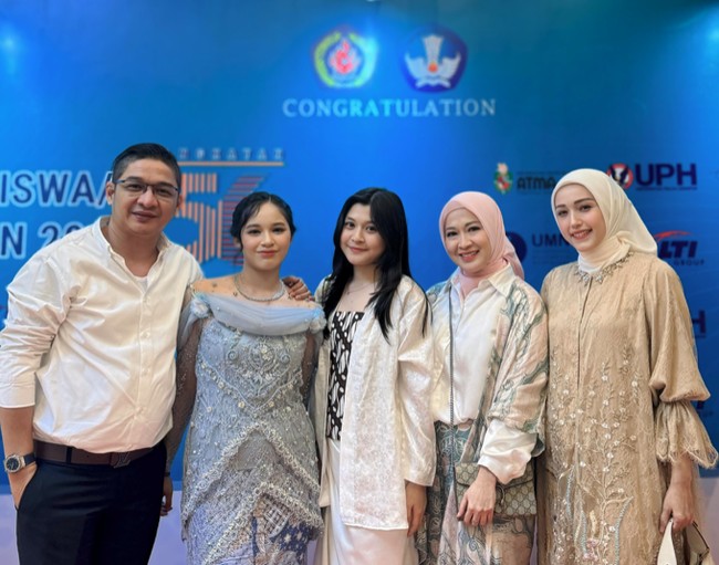 Kemudian putri Pasha Ungu dan Okie Agustina, Shaikiena Azalea yang wisuda kelulusan SMA. Di dampingi Adelia Wilhelmina yang tampil anggun mengenakan gamis detail embroidery bernuansa cerah. Foto: Instagram