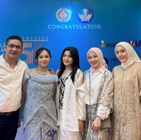 Kemudian putri Pasha Ungu dan Okie Agustina, Shaikiena Azalea yang wisuda kelulusan SMA. Di dampingi Adelia Wilhelmina yang tampil anggun mengenakan gamis detail embroidery bernuansa cerah. Foto: Instagram