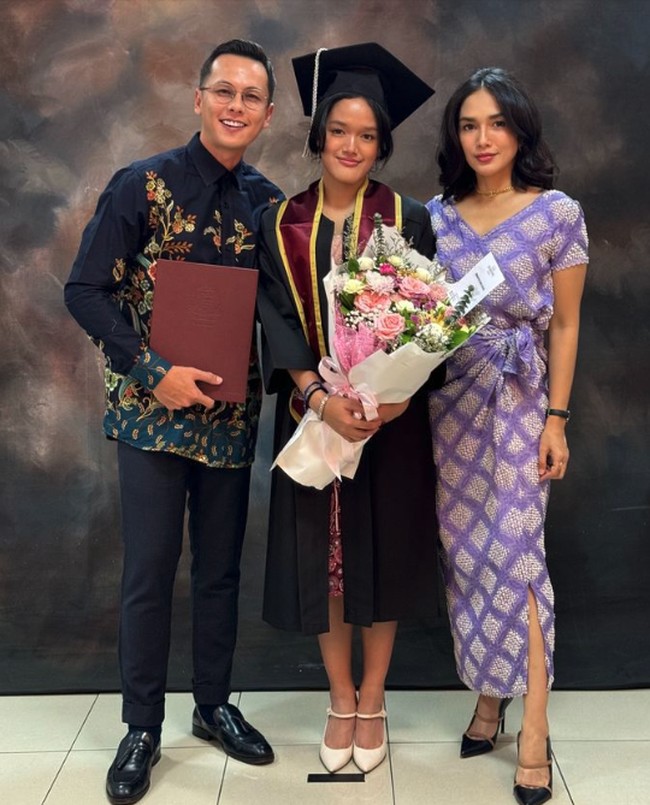 Ada pula pasangan Ussy Sulistiawaty dan Andhika Pratam yang menghadiri wisuda putrinya, Syafa Azzahra. Ussy terlihat simple mengenakan printed dress bernuansa ungu cerah dan tata rias natural. Foto: Instagram