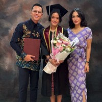 Ada pula pasangan Ussy Sulistiawaty dan Andhika Pratam yang menghadiri wisuda putrinya, Syafa Azzahra. Ussy terlihat simple mengenakan printed dress bernuansa ungu cerah dan tata rias natural. Foto: Instagram