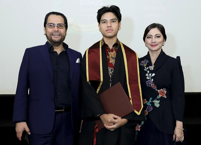 Cut Keke dan suaminya, Malik Bawazier, menghadiri wisuda putranya yang lulus SMA, Xavier Rasyad. Cut Keke tampil cantik menggunakan batik modern. Foto: Instagram