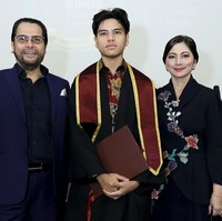 Cut Keke dan suaminya, Malik Bawazier, menghadiri wisuda putranya yang lulus SMA, Xavier Rasyad. Cut Keke tampil cantik menggunakan batik modern. Foto: Instagram