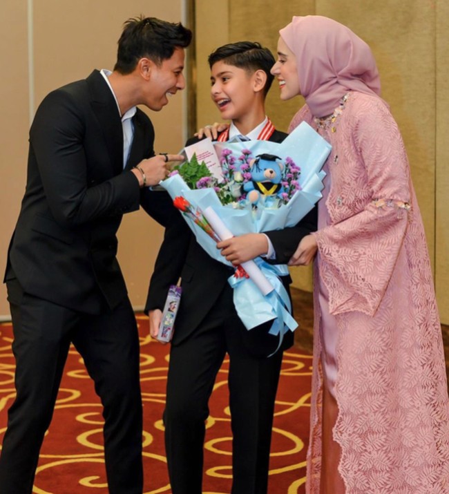 Pasangan Fairuz A. Rafiq dan Sonny Septian juga menghadiri wisuda SD, King Faaz. Fairuz memilih mengenakan dress brokat bernuansa merah muda yang anggun. Foto: Instagram