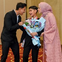 Pasangan Fairuz A. Rafiq dan Sonny Septian juga menghadiri wisuda SD, King Faaz. Fairuz memilih mengenakan dress brokat bernuansa merah muda yang anggun. Foto: Instagram