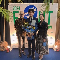 Bunga Zainal dan suami bulenya, Sukhdev Singh, menghadiri acara wisuda putranya yang lulus dari Jakarta Intercultural School. Bunga memilih mengenakan setelan hitam dengan rok batik yang tampak rapi dan anggun. Foto: Instagram