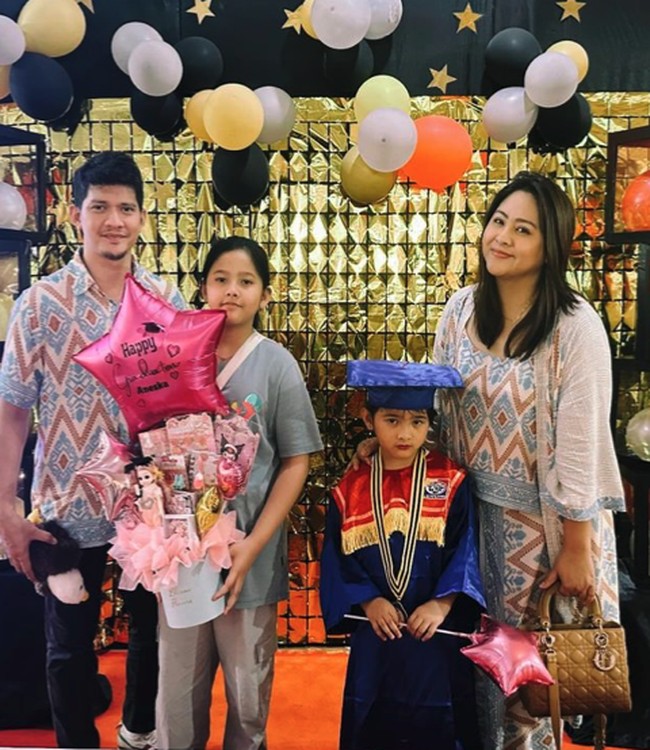 Aneska Layla putri Audy Item dan Iko Uwais juga wisuda TK. Keduanya pun hadir mengenakan busana printed yang membuat mereka terlihat kompak. Foto: Instagram