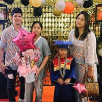 Aneska Layla putri Audy Item dan Iko Uwais juga wisuda TK. Keduanya pun hadir mengenakan busana printed yang membuat mereka terlihat kompak. Foto: Instagram