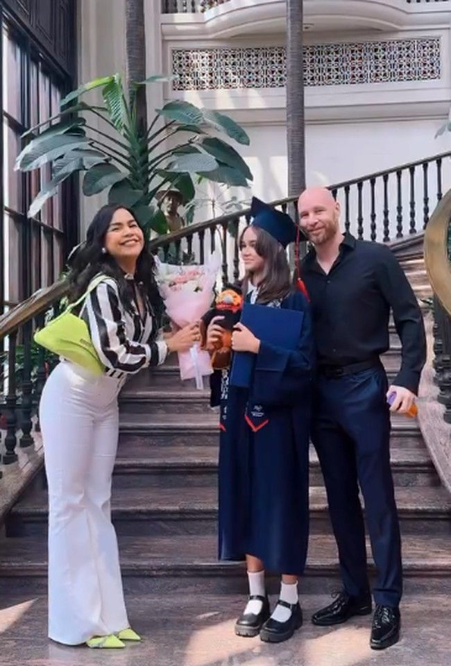 Terakhir ada Chloe, putri Melaney Ricardo dan Tyson James Lynch, yang baru lulus SD. Melaney memilih menggunakan kemeja stripe berbahan satin silk dan celana cutbray putih saat menghadiri wisuda anak. Foto: Instagram