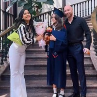 Terakhir ada Chloe, putri Melaney Ricardo dan Tyson James Lynch, yang baru lulus SD. Melaney memilih menggunakan kemeja stripe berbahan satin silk dan celana cutbray putih saat menghadiri wisuda anak. Foto: Instagram