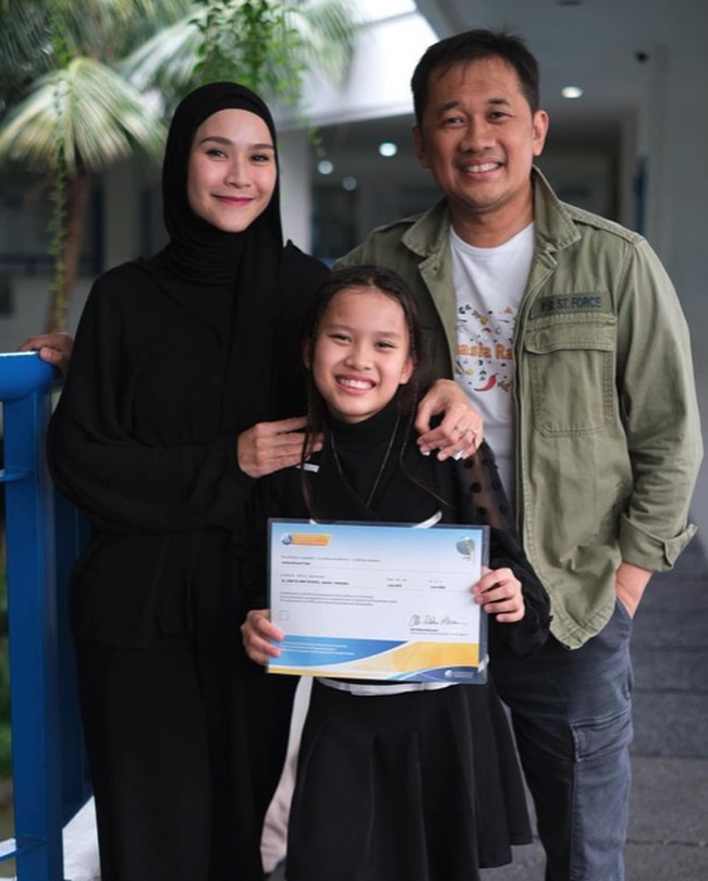 Yang pertama ada Zaskia Adya Mecca dan Hanung Bramantyo yang menghadiri wisuda SD putrinya, Kala Madali, di Al Jabr Islamic School. Zaskia tampil simple mengenakan gamis dan kerudung hitam polos.  Foto: Instagram