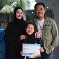 Yang pertama ada Zaskia Adya Mecca dan Hanung Bramantyo yang menghadiri wisuda SD putrinya, Kala Madali, di Al Jabr Islamic School. Zaskia tampil simple mengenakan gamis dan kerudung hitam polos.  Foto: Instagram