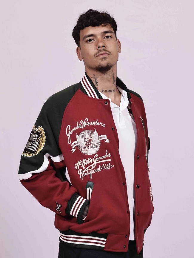 Berperawakan tegap dan berwajah tampan, Shayne Pattynama pun ambil bagian. Kalau bukan pemain bola, Shayne pasti jadi model, puji seorang netizen soal penampilan pemain naturalisasi berdarah Ambon-Belanda ini. (Foto: Instagram/@timnas.indonesia)