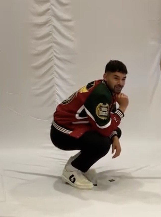 Tak ketinggalan Sandy Walsh yang memadukannya dengan sneakers putih nan stylish. Dalam unggahan @rawtype_riot, disebut bahwa jaket ini bernama Krigan sebagai kanvas besar merayakan keberhasilan Timnas Garuda di kompetisi bergengsi Asia. (Foto: Instagram/@timnas.indonesia)