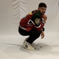 Tak ketinggalan Sandy Walsh yang memadukannya dengan sneakers putih nan stylish. Dalam unggahan @rawtype_riot, disebut bahwa jaket ini bernama Krigan sebagai kanvas besar merayakan keberhasilan Timnas Garuda di kompetisi bergengsi Asia. (Foto: Instagram/@timnas.indonesia)