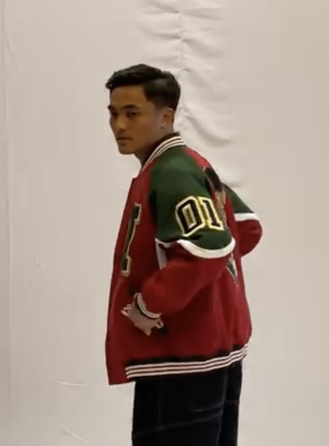 Tampil pula Ernando Ari Sutaryadi. Pria 22 tahun kelahiran Semarang, Jawa Tengah, itu bersolek dengan anting yang menjadi ciri khas gayanya. (Foto: Instagram/@timnas.indonesia)