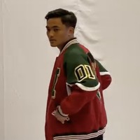 Tampil pula Ernando Ari Sutaryadi. Pria 22 tahun kelahiran Semarang, Jawa Tengah, itu bersolek dengan anting yang menjadi ciri khas gayanya. (Foto: Instagram/@timnas.indonesia)