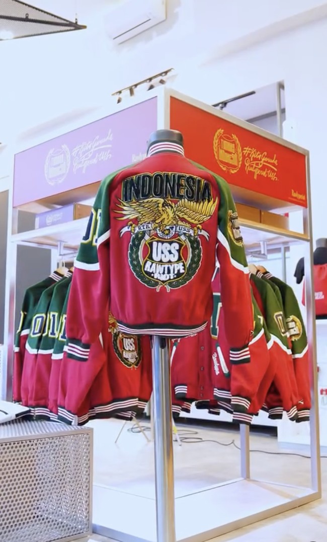 Untuk merayakan pencapaian para pemain sepakbola Indonesia di Asian Cup dan Asian U-23 2024 beberapa waktu lalu, Timnas Garuda merilis jaket edisi khusus. Merchandise teranyar ini merupakan hasil kolaborasi Timnas dengan Rawtype Riot, brand lokal anak muda yang berbasis di Bandung. (Foto: Instagram/@timnas.indonesia)