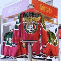 Untuk merayakan pencapaian para pemain sepakbola Indonesia di Asian Cup dan Asian U-23 2024 beberapa waktu lalu, Timnas Garuda merilis jaket edisi khusus. Merchandise teranyar ini merupakan hasil kolaborasi Timnas dengan Rawtype Riot, brand lokal anak muda yang berbasis di Bandung. (Foto: Instagram/@timnas.indonesia)