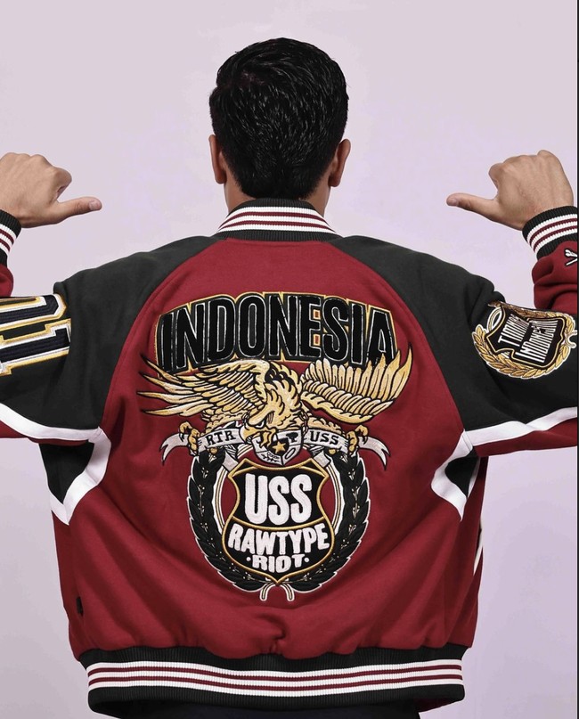 Kombinasi warna pada jaket yang dihiasi logo garuda ini pun sarat makna. Paletnya terdiri dari perpaduan warna khas Timnas Indonesia: hijau, merah, dan putih yang mewakili segenap bentuk dukungan dari seluruh golongan, bersama-sama membawa simbol Garuda lambang negara tanah air Indonesia untuk terus terbang tinggi mendunia!. (Foto: Instagram/@timnas.indonesia)