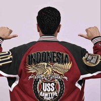 Kombinasi warna pada jaket yang dihiasi logo garuda ini pun sarat makna. Paletnya terdiri dari perpaduan warna khas Timnas Indonesia: hijau, merah, dan putih yang mewakili segenap bentuk dukungan dari seluruh golongan, bersama-sama membawa simbol Garuda lambang negara tanah air Indonesia untuk terus terbang tinggi mendunia!. (Foto: Instagram/@timnas.indonesia)
