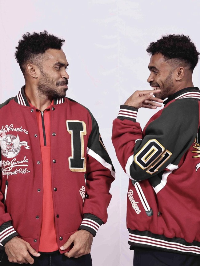 Sayuri bersaudara ikut dilibatkan dalam pemotretan ini. Tampil akrab, Yakob dan kembarannya, Yance memberikan gaya terbaik mereka. (Foto: Instagram/@timnas.indonesia)