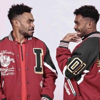 Sayuri bersaudara ikut dilibatkan dalam pemotretan ini. Tampil akrab, Yakob dan kembarannya, Yance memberikan gaya terbaik mereka. (Foto: Instagram/@timnas.indonesia)