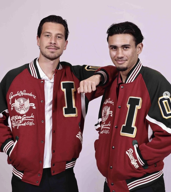 Modelnya siapa lagi kalau bukan para personel Timnas. Mereka di antaranya Tom Haye dan Nathan Noel. (Foto: Instagram/@timnas.indonesia)