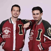 Modelnya siapa lagi kalau bukan para personel Timnas. Mereka di antaranya Tom Haye dan Nathan Noel. (Foto: Instagram/@timnas.indonesia)