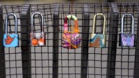 Sejumlah gembok menghiasi jembatan penyanderaan Lovelock di JW3, London, Rabu (5/6/2024).