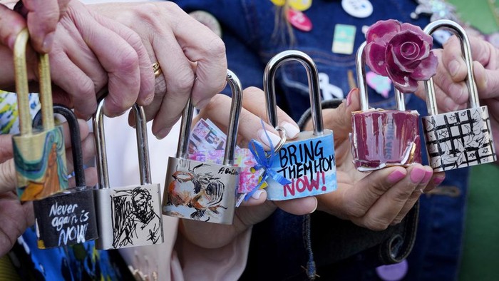 Gembok-gembok rancangan seniman internasional menghiasi jembatan penyanderaan Lovelock di JW3, London. Gembok tersebut sebagai aksi solidaritas untuk Palestina.
