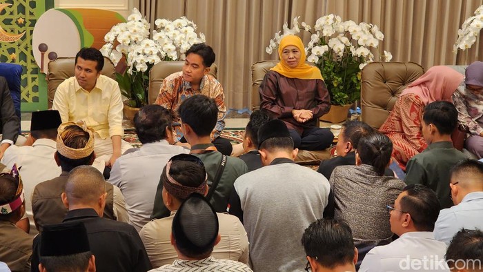 Gibran saat berkunjung ke kediaman Khofifah di Surabaya